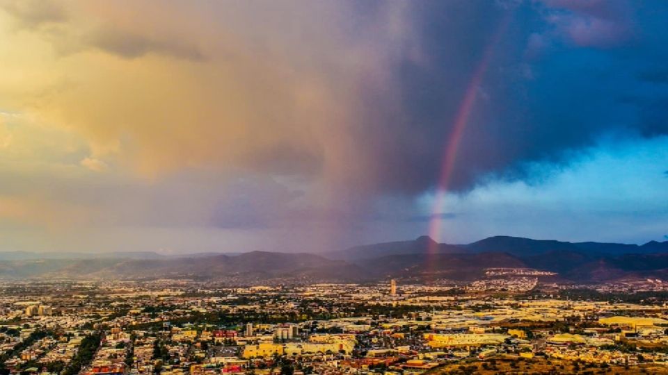 Un poco de lluvia, con arcoiris, ayer en León.