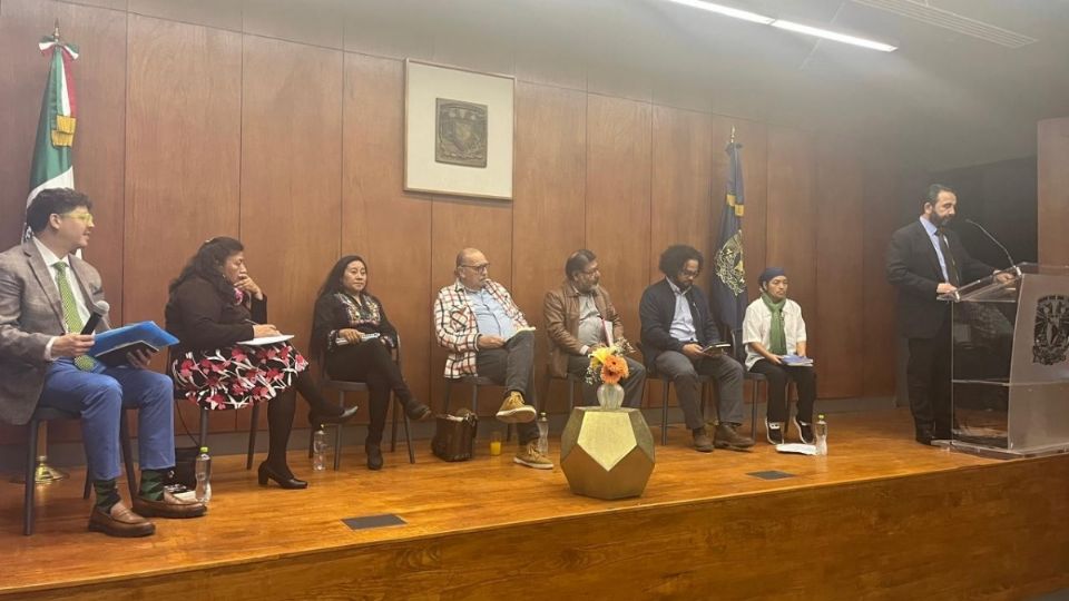 Abelina sentada en la extrema derecha del panel de invitados en la sede de la UNAM, Tijuana