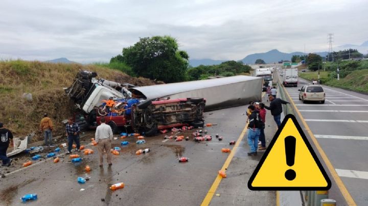 Autopista Córdoba - Veracruz cerrada por carambola y rapiña de refrescos hoy 3 de octubre