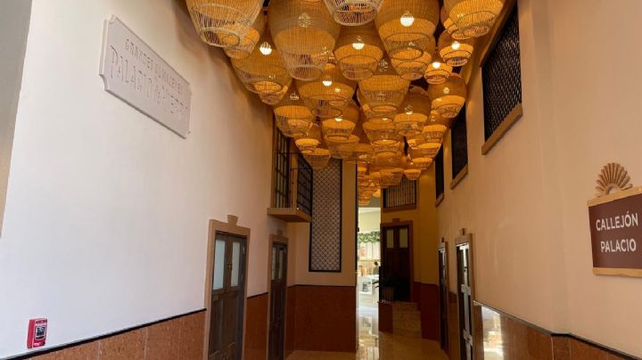 Reproducen el Callejón del Beso en Palacio de Hierro en León