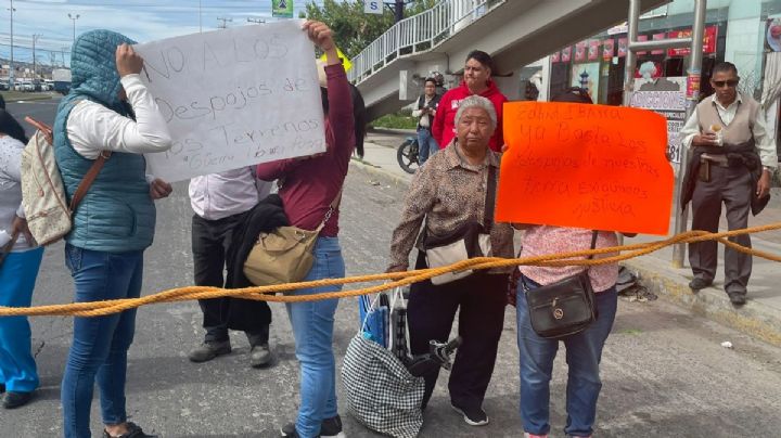 Acusan a Edith Ibarra de venta ilegal de terrenos con bloqueo del bulevar Santa Catarina