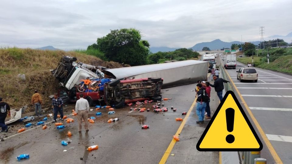 Autopista Córdoba - Veracruz cerrada por carambola y rapiña de refrescos hoy 3 de octubre