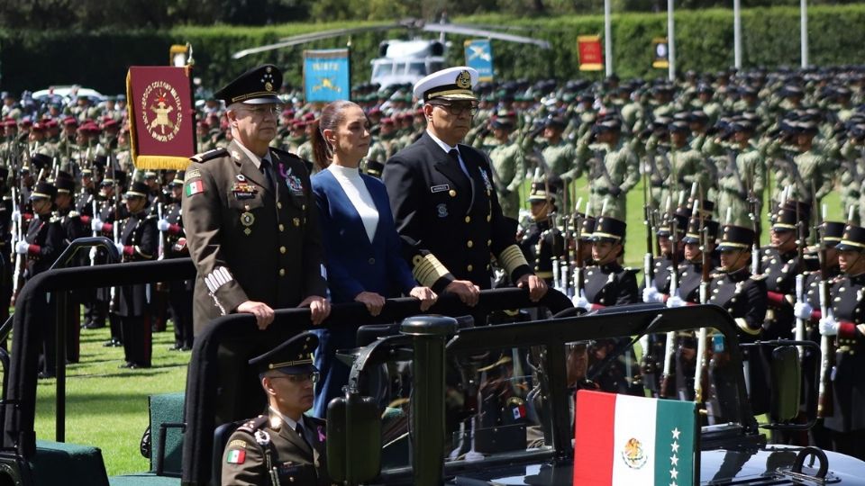 Claudia Sheinbaum, presidenta de México, acompañada por los secretarios de Defensa y Marina, Ricardo Trevilla Trejo y Raymundo Morales Ángeles, respectivamente