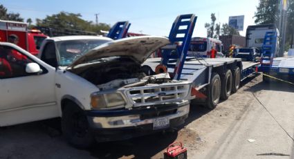 Muere prensado en su camioneta al chocar contra una grúa en la León-Silao