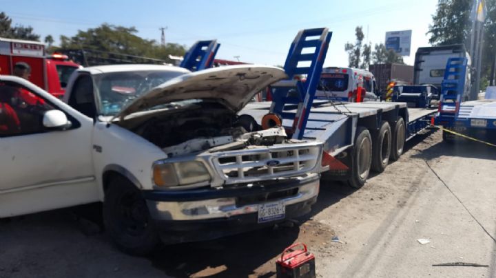 Muere prensado en su camioneta al chocar contra una grúa en la León-Silao
