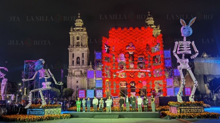Ponen luz a ofrenda monumental en el Zócalo de la CDMX
