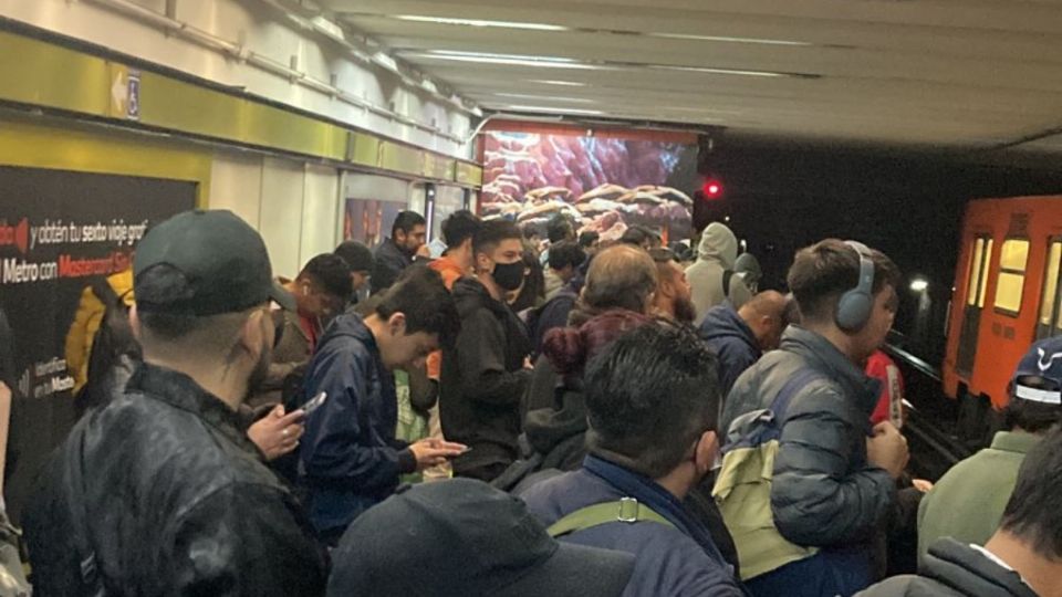 Usuarios del Metro capitalino reportaron caos esta mañana en diferentes estaciones de la Línea 3