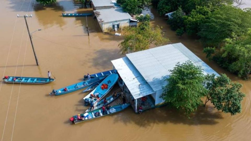 Inundaciones tras fuertes lluvias afecta a 3,600 familias en Minatitlán