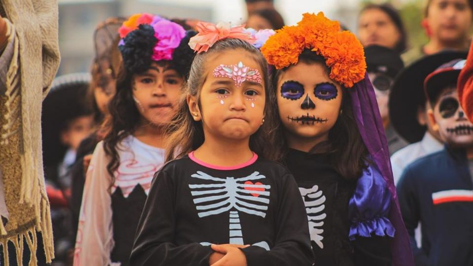 Otra de las tradiciones de Día de Muertos es que los niños piden “calaverita” en las calles de su localidad