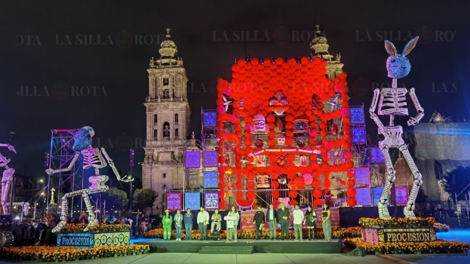 Ponen luz a ofrenda monumental en el Zócalo de la CDMX