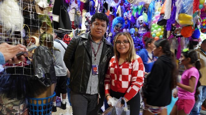 Chilangos abarrotan mercados para comprar disfraces