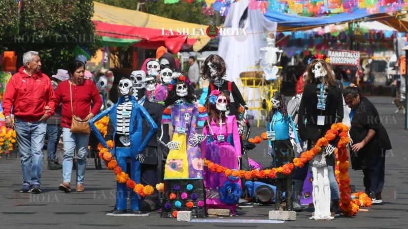 Calaveras de cartón de Tláhuac dejan con el ojo cuadrado a visitantes.