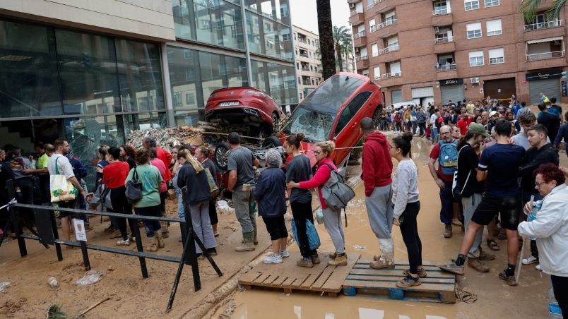 Varias personas esperan para recibir ayuda este jueves en Paiporta, Valencia