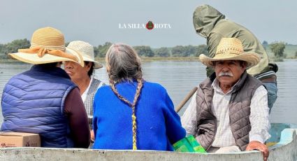 Toluca: El viacrucis de cruzar la laguna contaminada de Tlachaloya para comer