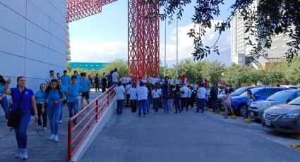 Trabajadores del Poder Judicial protestan en Feria del Libro en Monterrey