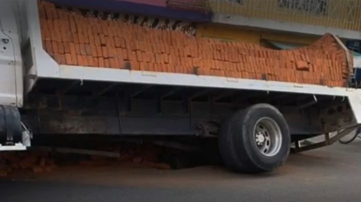 Cae camión de carga en un socavón en Salamanca