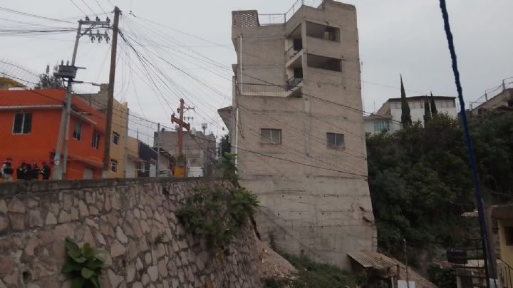 "La Torre de Pisa" de Naucalpan: vecinos temen colapso que provoque caída de talud
