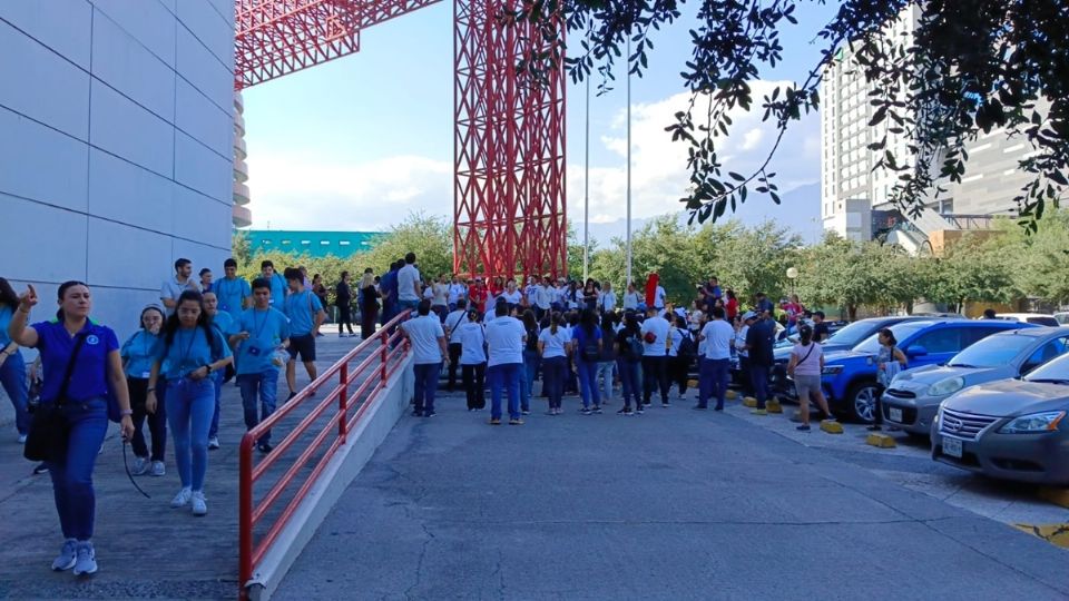 Trabajadores del PJF protestan ahora en Feria del Libro en Monterrey