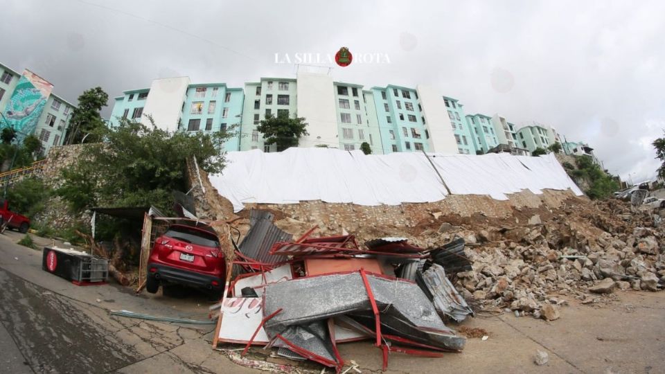 Decenas de familias han sido desalojadas de sus hogares en Acapulco después de que un sismo y dos huracanes, 'John' el más reciente, provocaran daños a sus unidades habitacionales y dejaran sus viviendas al borde del colapso.