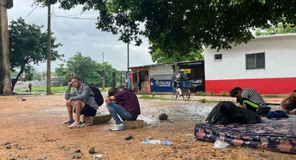 Migrantes al sur de Veracruz atraviesan fuertes lluvias a la interperie