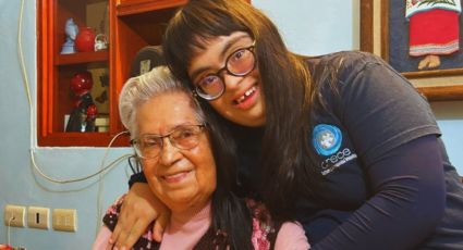 Débora, con 93 años, y su nieta Mairim tejen gorros para donar a mujeres con cáncer 