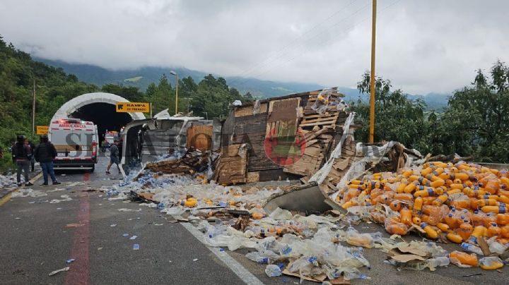 Cerrada carretera Puebla - Veracruz: Vuelca trailer en Cumbres de Maltrata