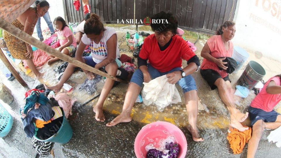 A 10 días del paso del huracán John, los habitantes de Puerto Marqués, una de la zonas más afectadas por el paso del meteoro, siguen sin agua potable en sus hogares, lo que les dificulta realizar sus labores del hogar, aseo personal y limpieza de sus viviendas que se inundaron debido a las fuertes lluvias.