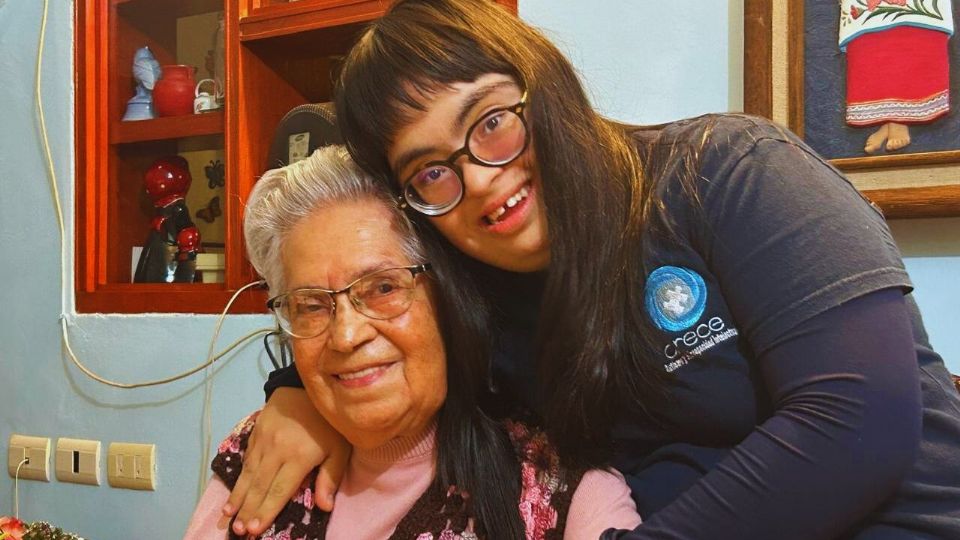 Dedican largas jornadas a tejer gorros oncológicos que regalan a mujeres con cáncer.