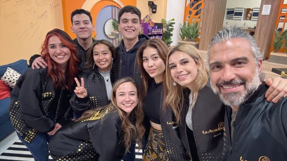 Los finalistas junto con Jaime Camil, el conductor