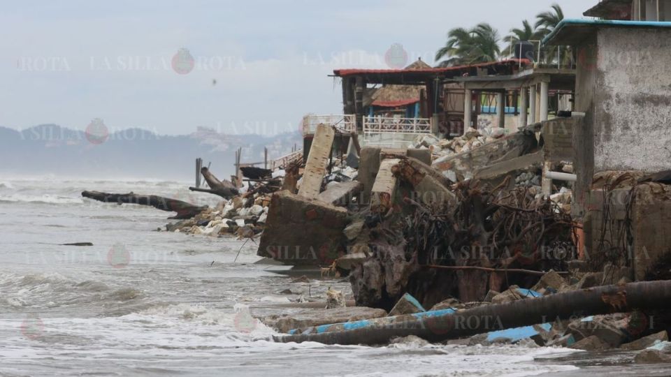 Destrucción en Playa Bonfil, tras paso de huracanes