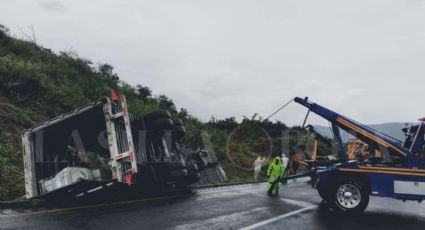 Vuelca tráiler cargado con productos químicos en Cumbres de Maltrata