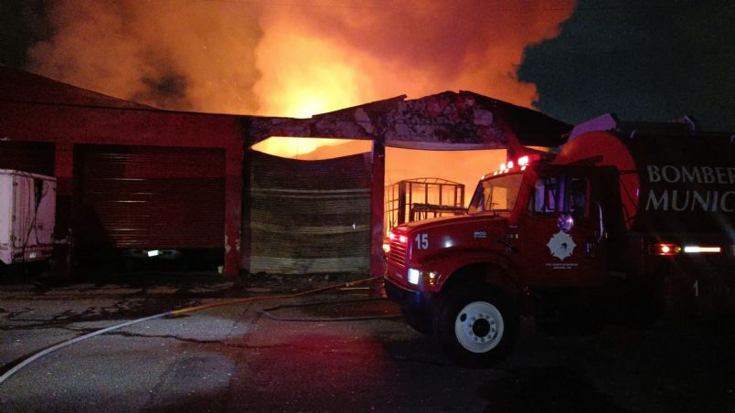 El incendio consumió por completo la bodega de abarrotes San Fernando.