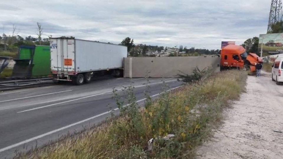 Tras la volcadura, una de las cajas de tráiler bloqueó la validad de Silao a Irapuato.