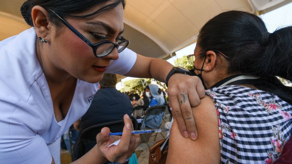 Las vacunas serán gratuitas y estarán disponibles tanto para derechohabientes del IMSS como para no derechohabientes, es decir, cualquier persona en la Ciudad de México o el Estado de México que lo solicite.