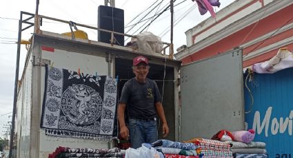 ¡Dale uno!, ¡dale otro!: José, tlaxcalteca que vende "colchas del tigre" en Veracruz