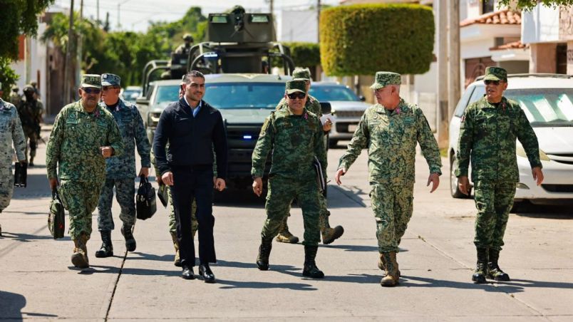 Los titulares de la SSC y Sedena, flanqueados por efectivos militares en su recorrido por Culiacán, Sinaloa