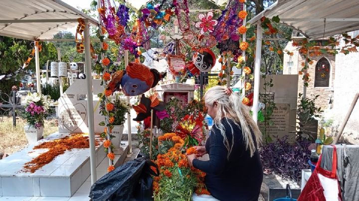 "No importa el gasto", dicen visitantes de panteones en Día de Muertos