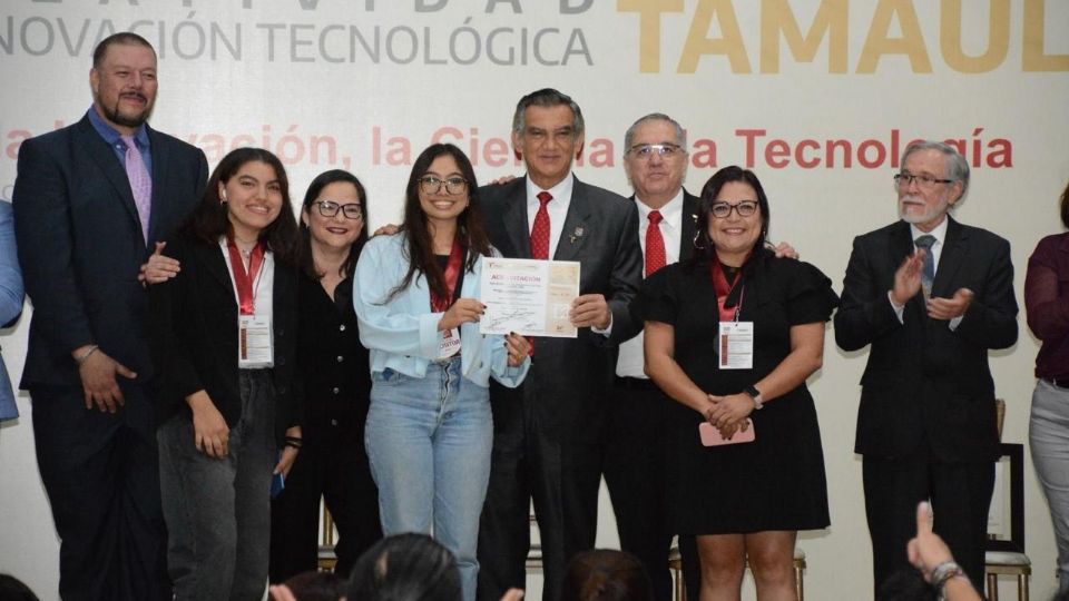 Entrega gobernador Américo Villarreal premios a las y los ganadores de certámenes de ciencias.