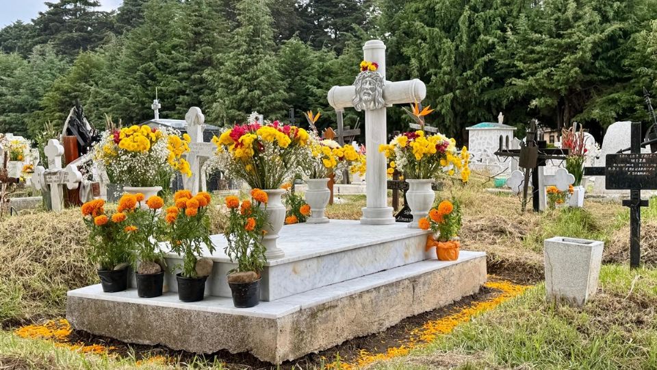 Se reúnen vivos y muertos; colorido, convivencia y nostalgia invaden los panteones de Edomex