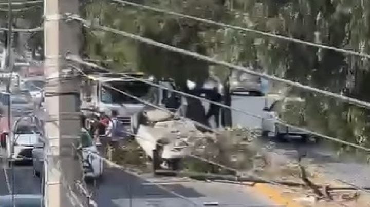 Volcadura en León: Termina auto con las llantas hacia arriba en el Mariano Escobedo