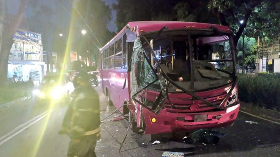 Choque de autobuses en Miguel Ángel de Quevedo deja 7 lesionados