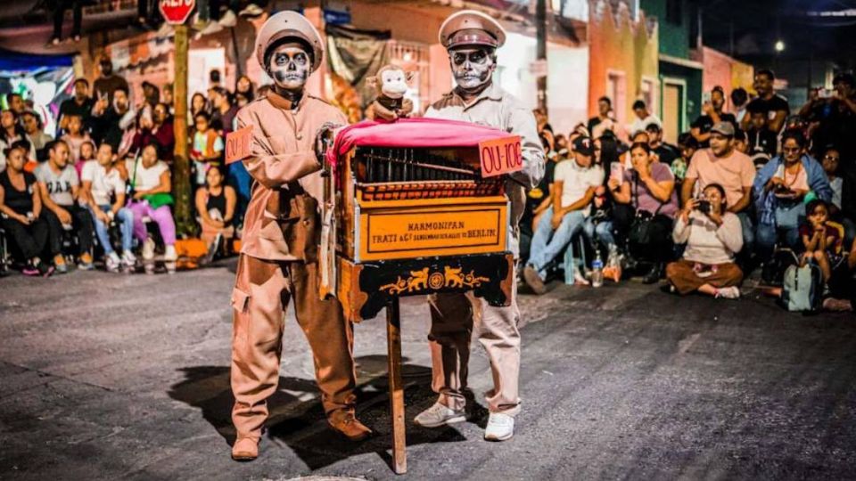 Al desfile de catrinas, catrines y alebrijes llegaron personas de otras partes del país.