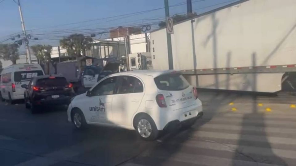 El tráiler quedó bloqueando el carril del bulevar Delta de norte a sur.
