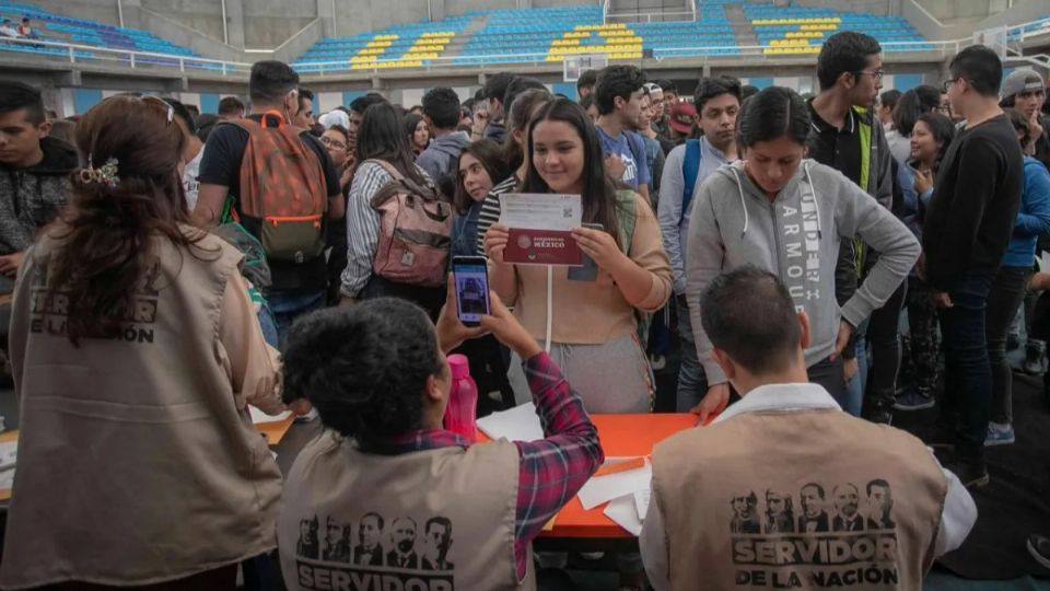 La Beca Benito Juárez entrega un apoyo económico de 920 pesos y 2,800 pesos mensuales a estudiantes de educación básica y educación medio superior, respectivamente