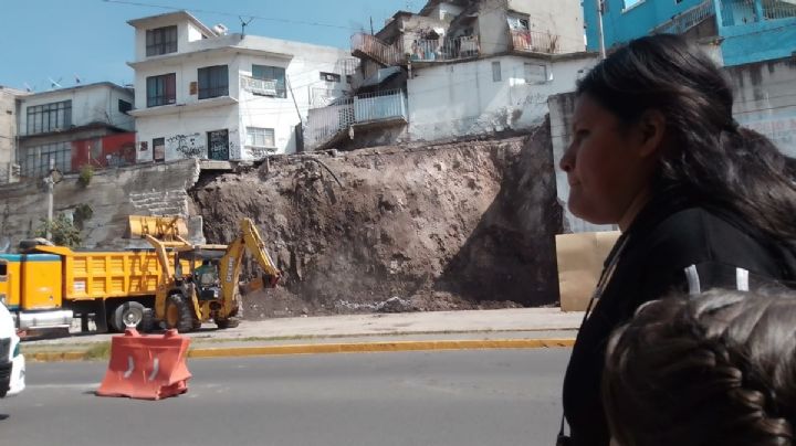 Peligran casas en Tlalnepantla tras colapso de muro de contención