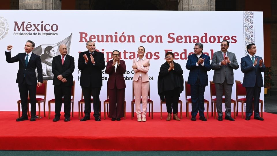 Sheinbaum en reunión con diputados y senadores