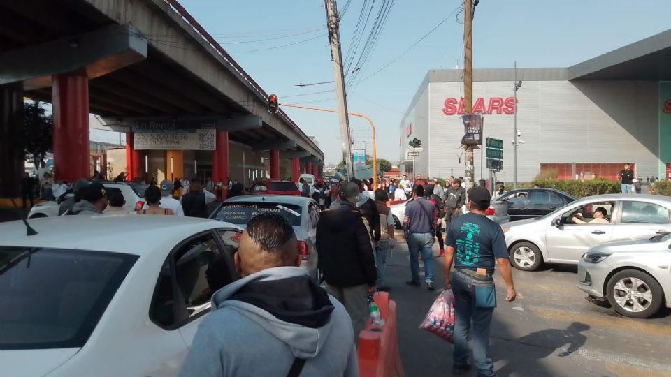 Transportistas desquician Tlalnepantla; hay conatos de violencia en avenida Gustavo Baz.