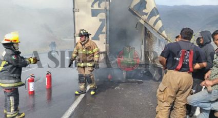 Se incendia tráiler con cargamento de leche en cumbres de Maltrata