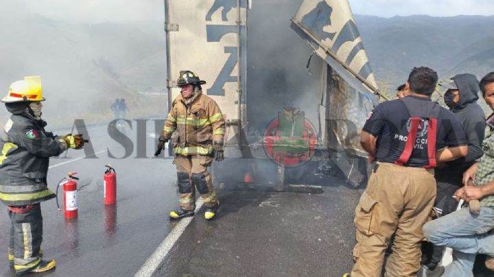 Se incendia tráiler con cargamento de leche en cumbres de Maltrata