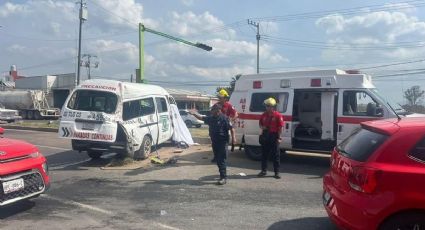 Tulancingo: combi da vuelta prohibida y choca contra camión; un muerto | VIDEO